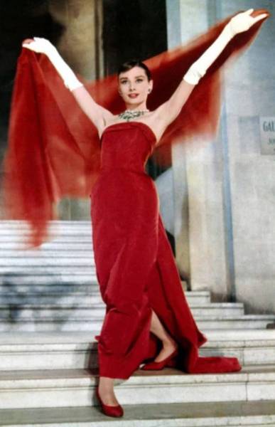 Одри Хепбёрн в красном вечернем платье с вуалью