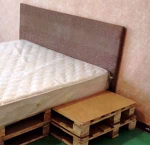 Кровать из поддонов своими руками: пошагово, фото