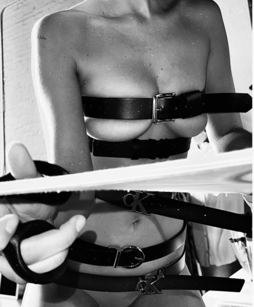 Белла Хадид позирует в одних ремнях в новой кампании Calvin Klein