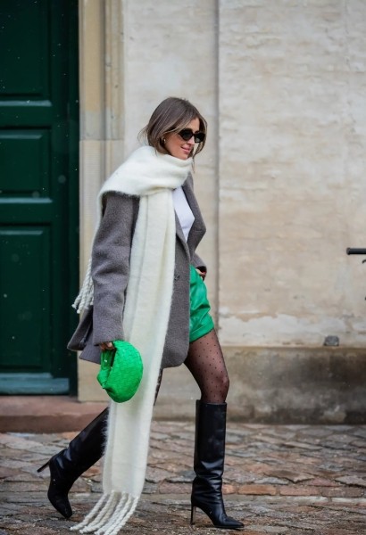Дарья Баранник в сером пальто, высоких сапогах на каблуке и с огромным мягким шарфом до земли