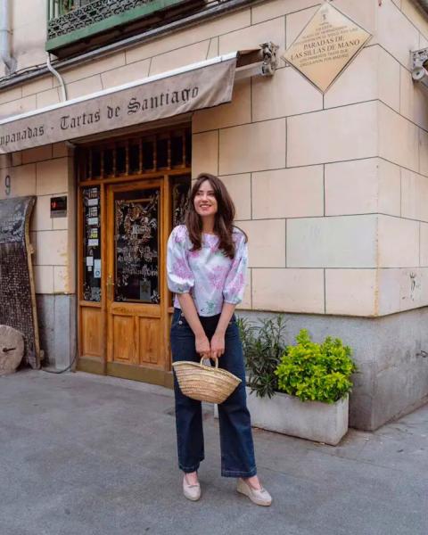 Лаура Опазо в мешковатых джинсах, романтичной блузке с цветочным принтом и туфлях на танкетке
