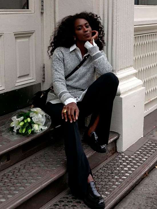 Девушка в черных брюках, серый свитер и белая рубашка