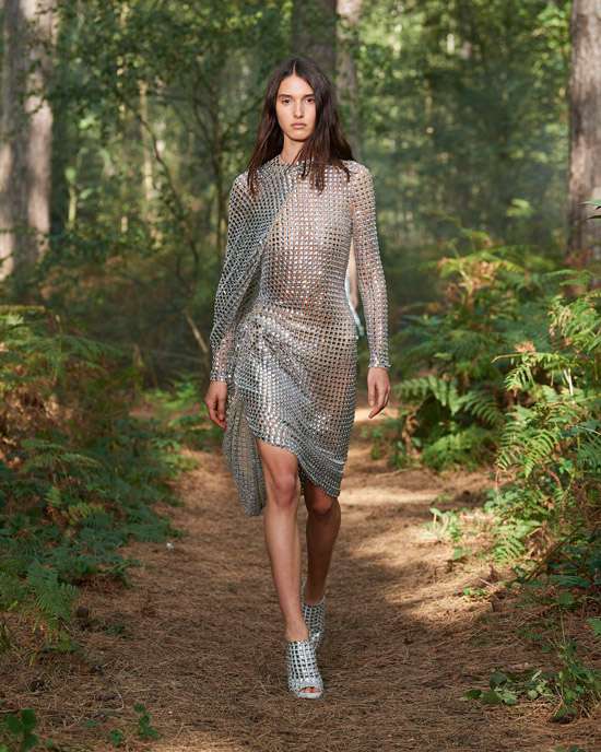 Модные блестящие платья, которые принесут волшебство весной 2021 года