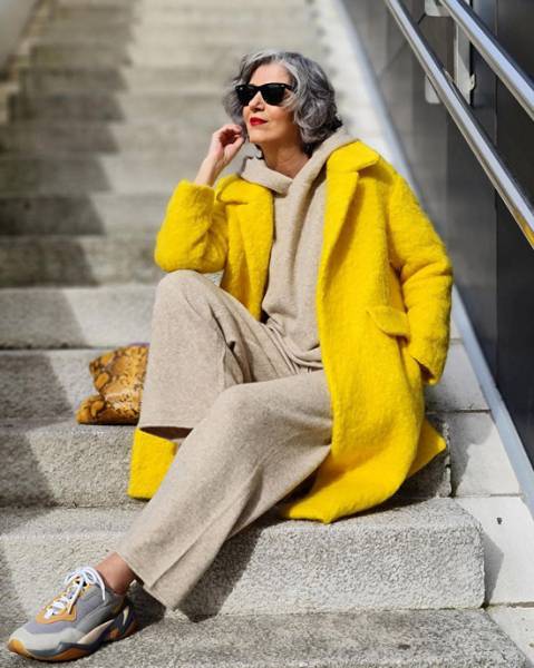 Блогерша за 50 в желтом пальто и кроссовках