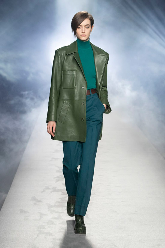 Самая модная куртка осени 2021 - это кожаный блейзер, который идеален для повседневного образа
