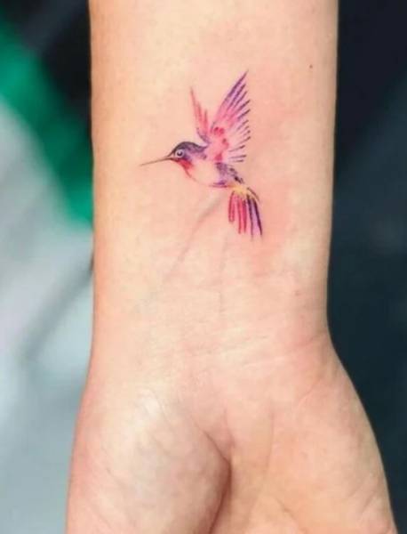 Татуировка на запястье в виде птицы
