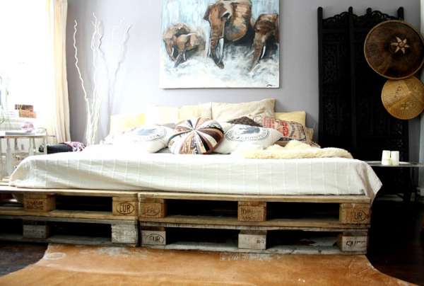 Кровать из поддонов своими руками: пошагово, фото