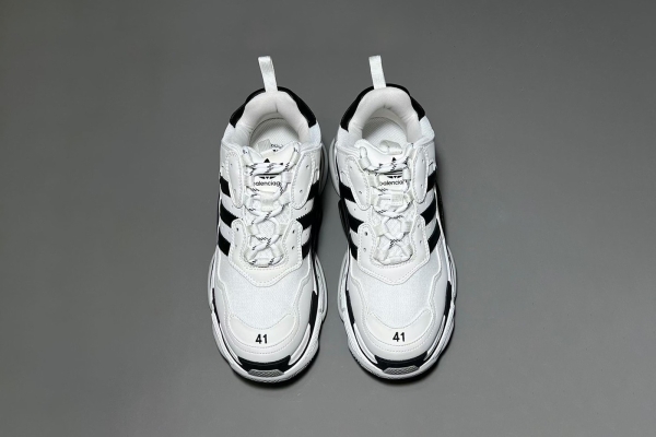 В Сети появились изображения кроссовок из коллаборации Balenciaga и adidas