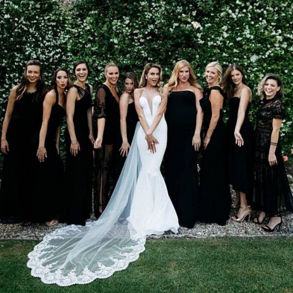 Подружки невесты в длинных черных платьях