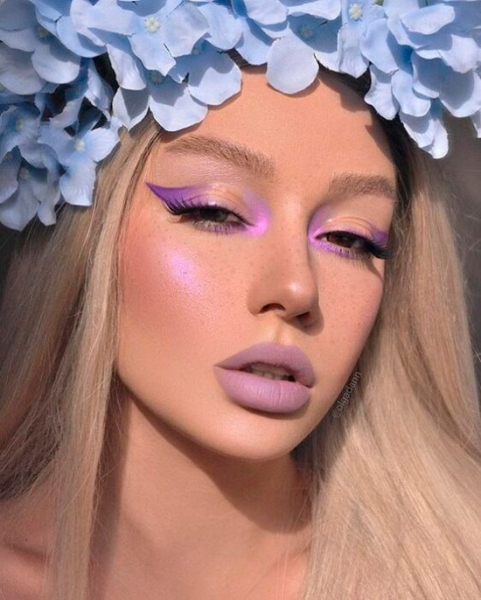 Девушка с фиолетовым макияжем со стрелками и матовая помада