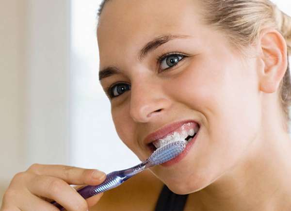 Как осветлить зубную эмаль с помощью соды и зубной пасты?