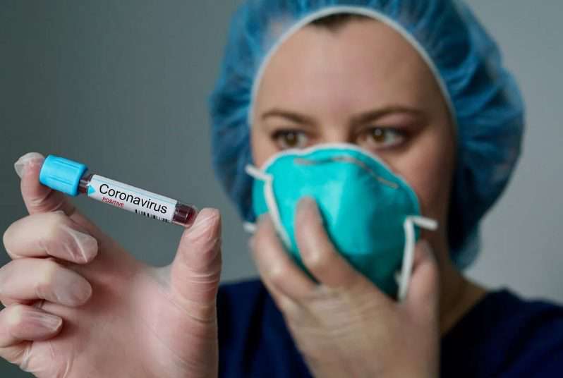 Какие выплаты положены медработникам заболевшим коронавирусом на работе