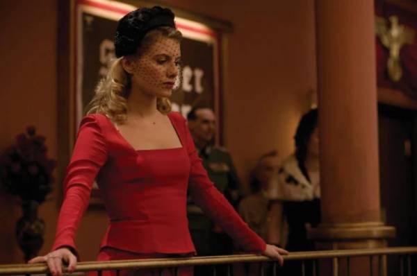 Мелани Лоран в красном платье с длинными рукавами