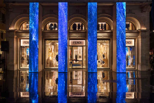 Витрины бутиков Fendi по всему миру преобразились к праздникам