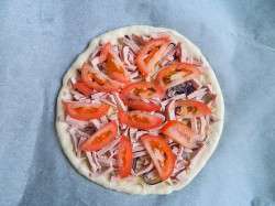 Домашняя пицца в духовке с колбасой