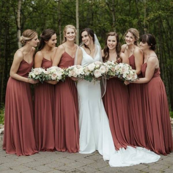 Подружки невесты в одинаковых длинных платьях на бретельках