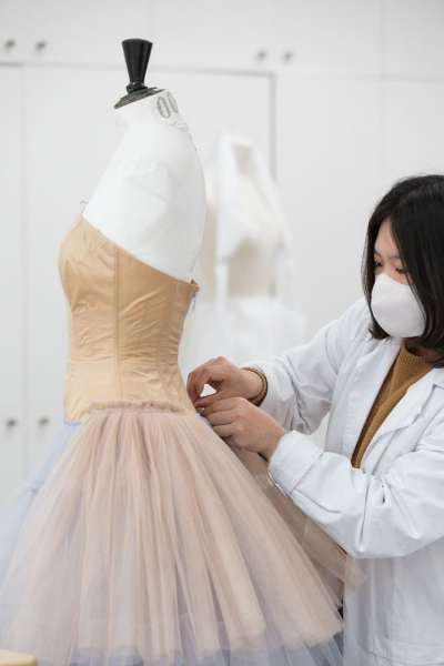 Dior показал, как создавались платья Ани Тейлор-Джой и Джиллиан Андерсон для «Золотого глобуса»