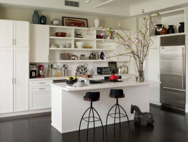 Что поставить на кухонные шкафы сверху для красоты и использовать пространство с умом
