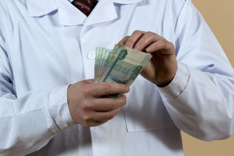 Какие выплаты положены медработникам заболевшим коронавирусом на работе