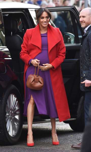 Меган Маркл в красном пальто