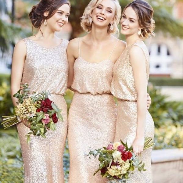 Подружки невесты в шикарных платьях золотого цвета