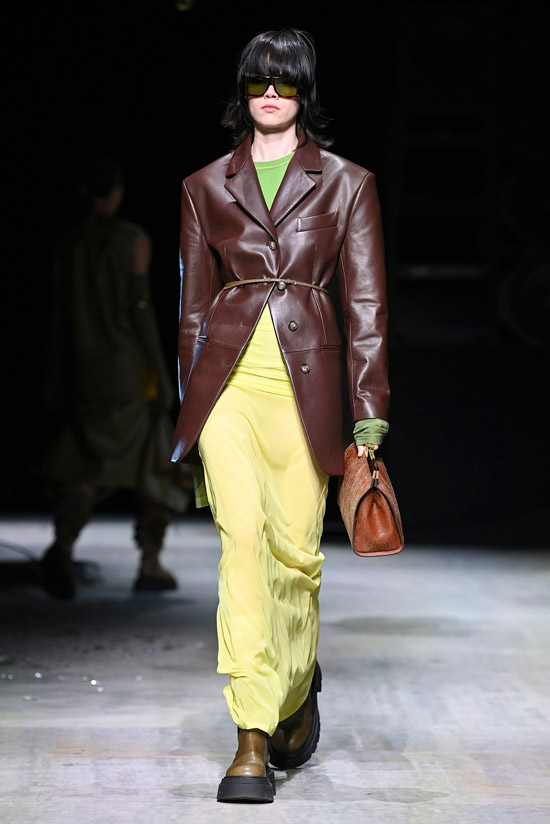 Самая модная куртка осени 2021 - это кожаный блейзер, который идеален для повседневного образа