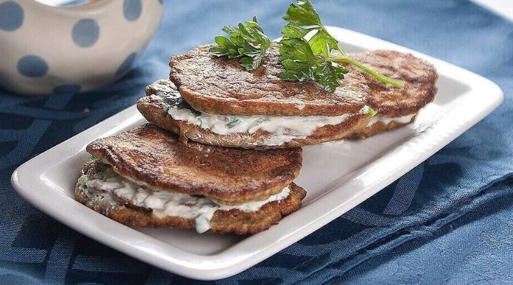 Пышные оладьи из куриной печени с манкой на сковороде