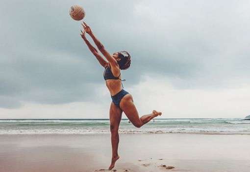 Что делают девушки с мячами на пляже
