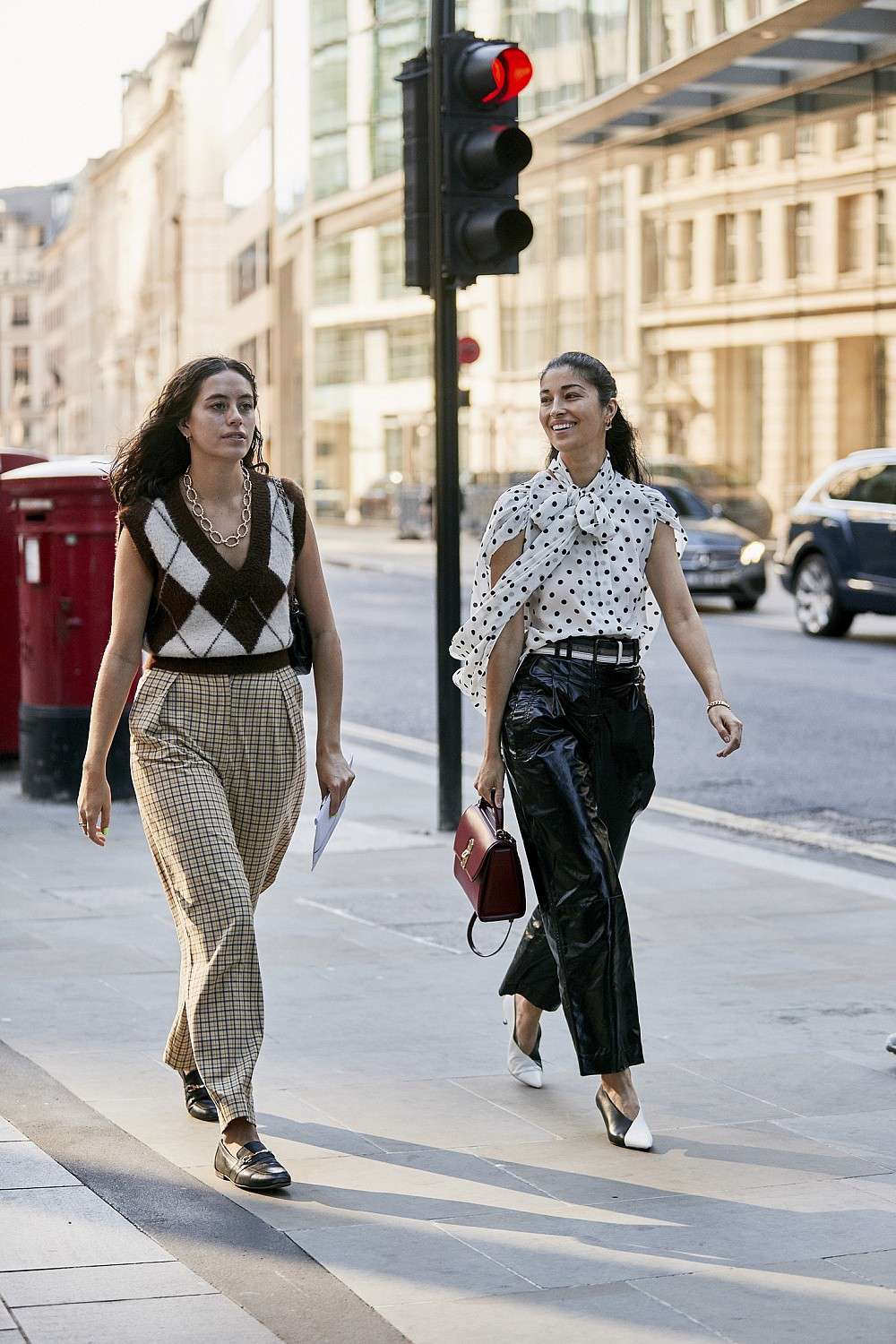 Что носят самые стильные девушки Лондона: мужские пиджаки, необычная обувь и сумки Bottega Veneta