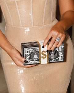 Украла всеобщее внимание: Бейонсе в облегающем платье David Koma и с пачкой денег в руках