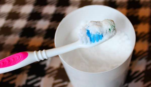 Как осветлить зубную эмаль с помощью соды и зубной пасты?