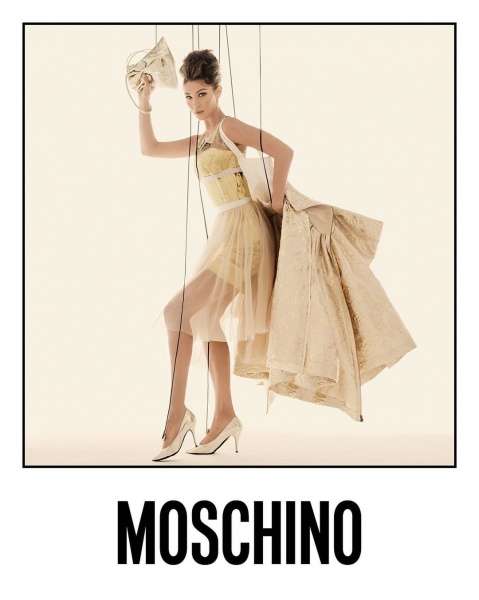 Белла Хадид и Ирина Шейк изобразили марионеток в новой кампании Moschino