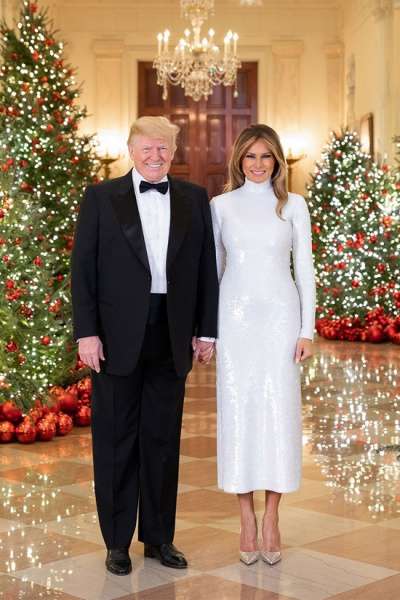 Вспоминаем самых стильных: Мелания Трамп в платьях на фоне новогодней ёлки