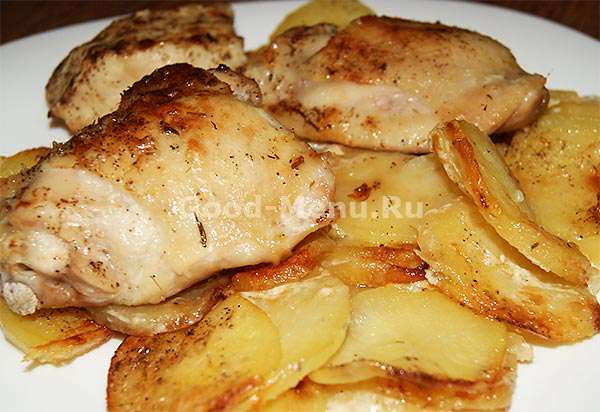Картошка с курицей в сметане в духовке